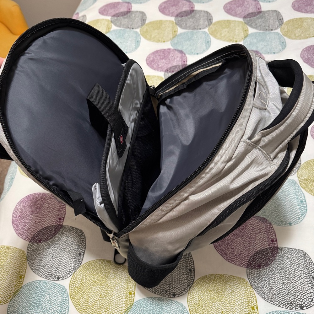 SwissGear Laptop/Tablet Reflective Backpack - Picture 3 of 6